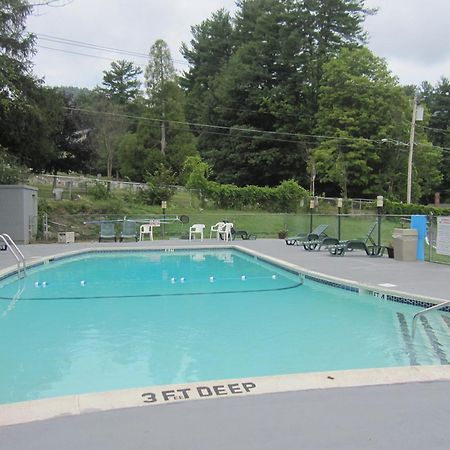 Howard Johnson By Wyndham Lake George Exterior photo