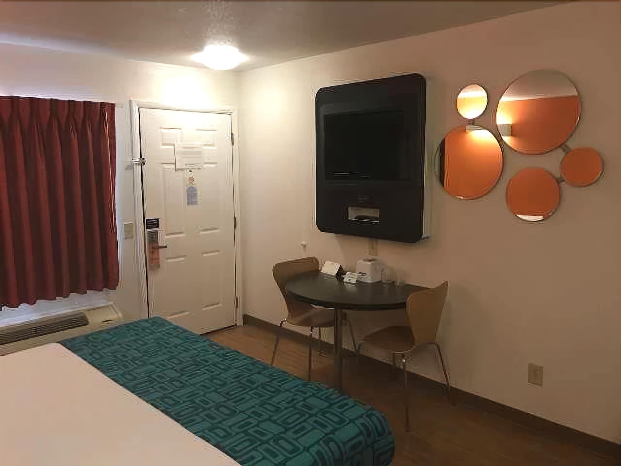 Howard Johnson By Wyndham Lake George Exterior photo