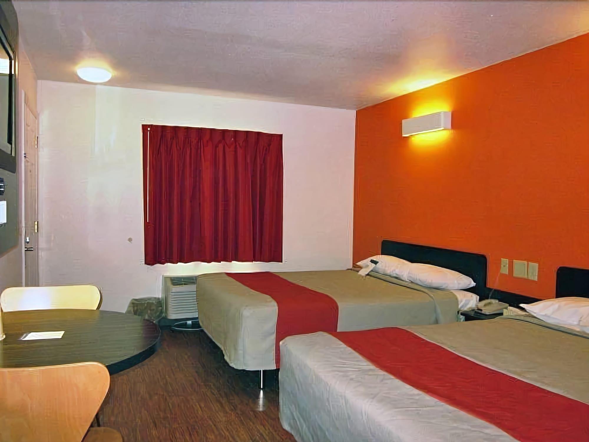 Howard Johnson By Wyndham Lake George Exterior photo
