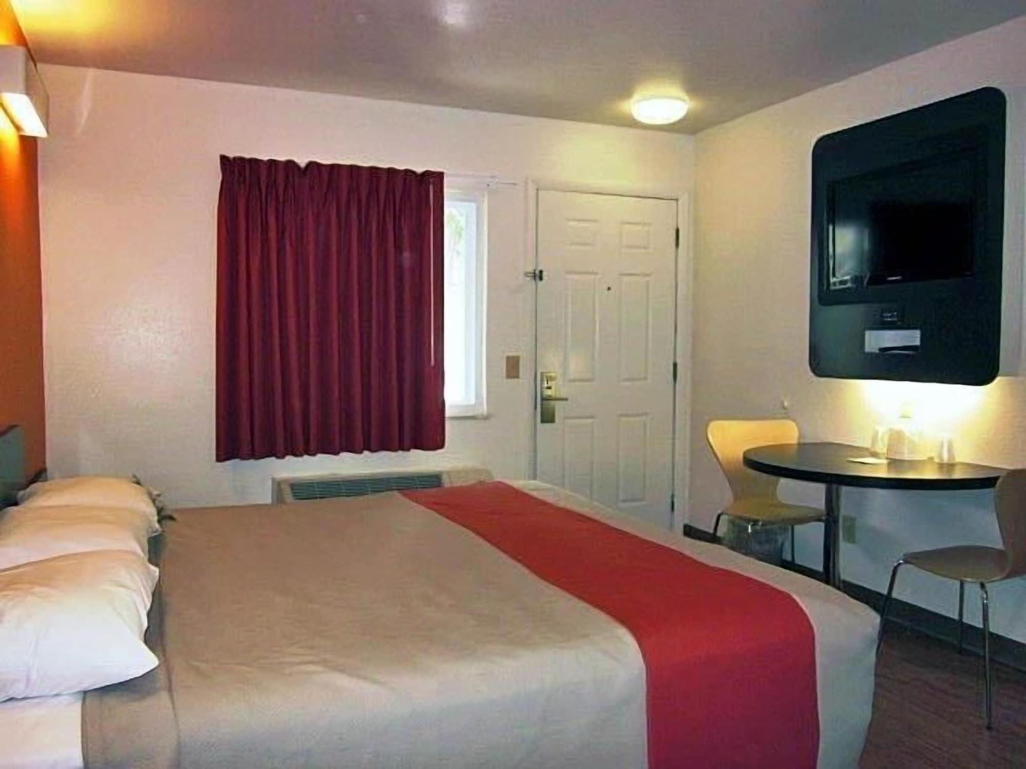 Howard Johnson By Wyndham Lake George Exterior photo