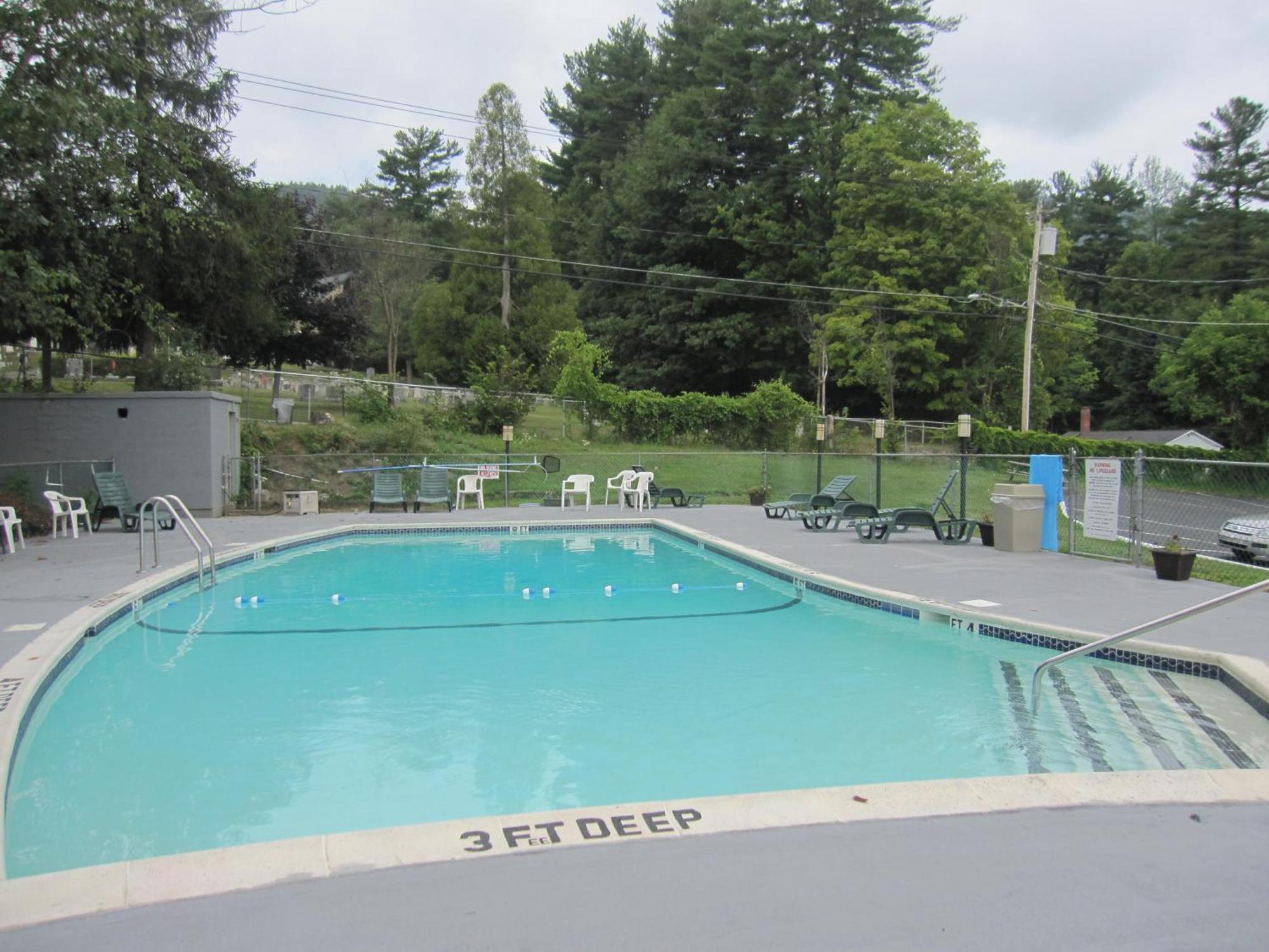 Howard Johnson By Wyndham Lake George Exterior photo